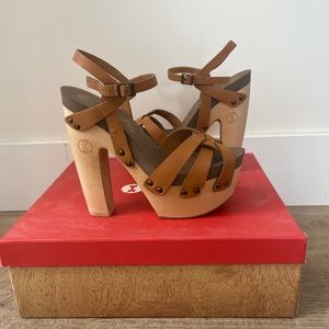 Flogg Rainbow Strappy Platform Clog Heel. Size 7. Color Luggage